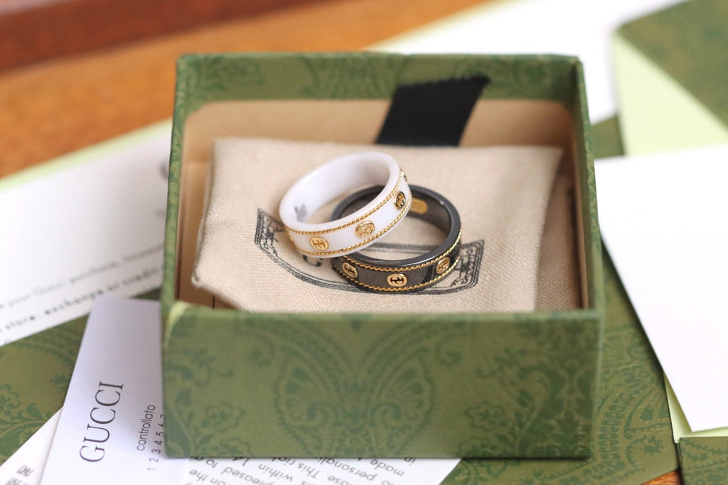 18K Gucci Double Interlocking Gucci Icon Black Corundum Ring
