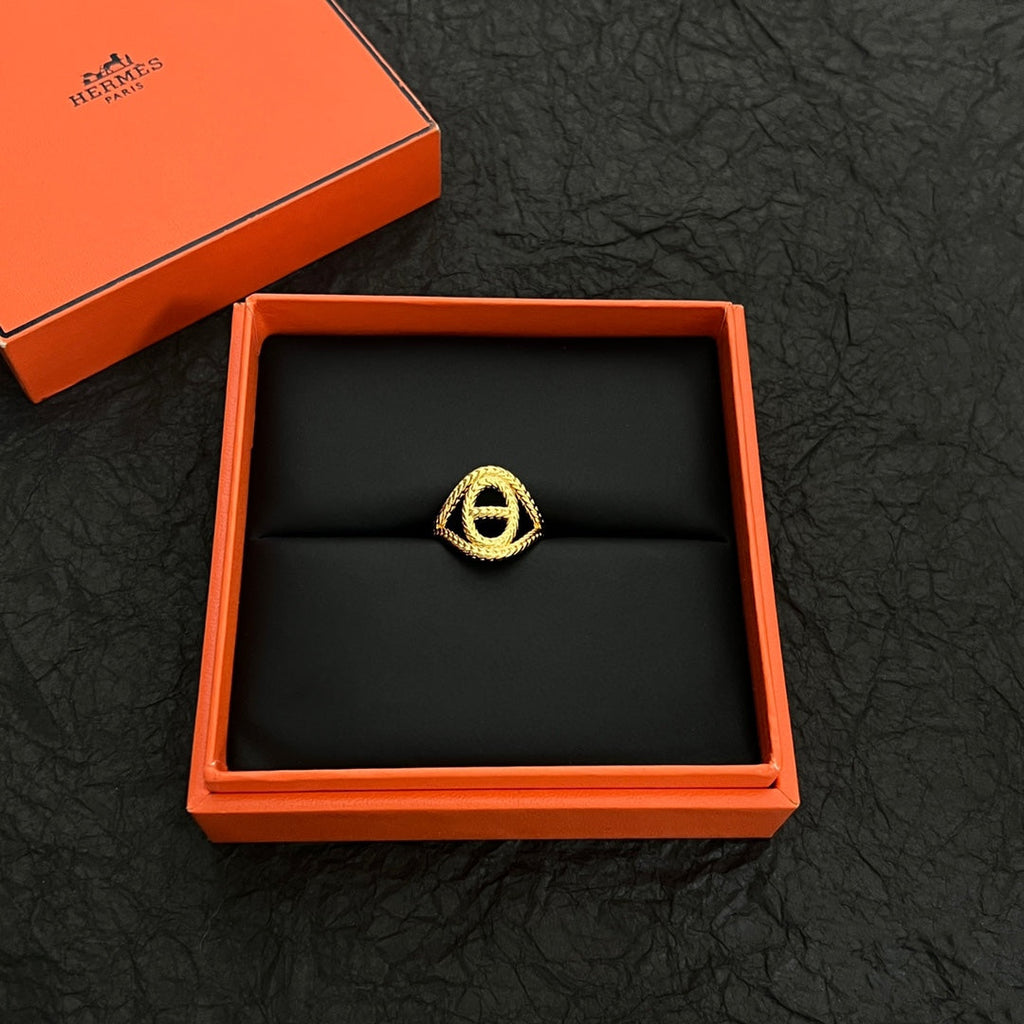 18K Hermes Chaine D'Ancre Danae Medium Ring
