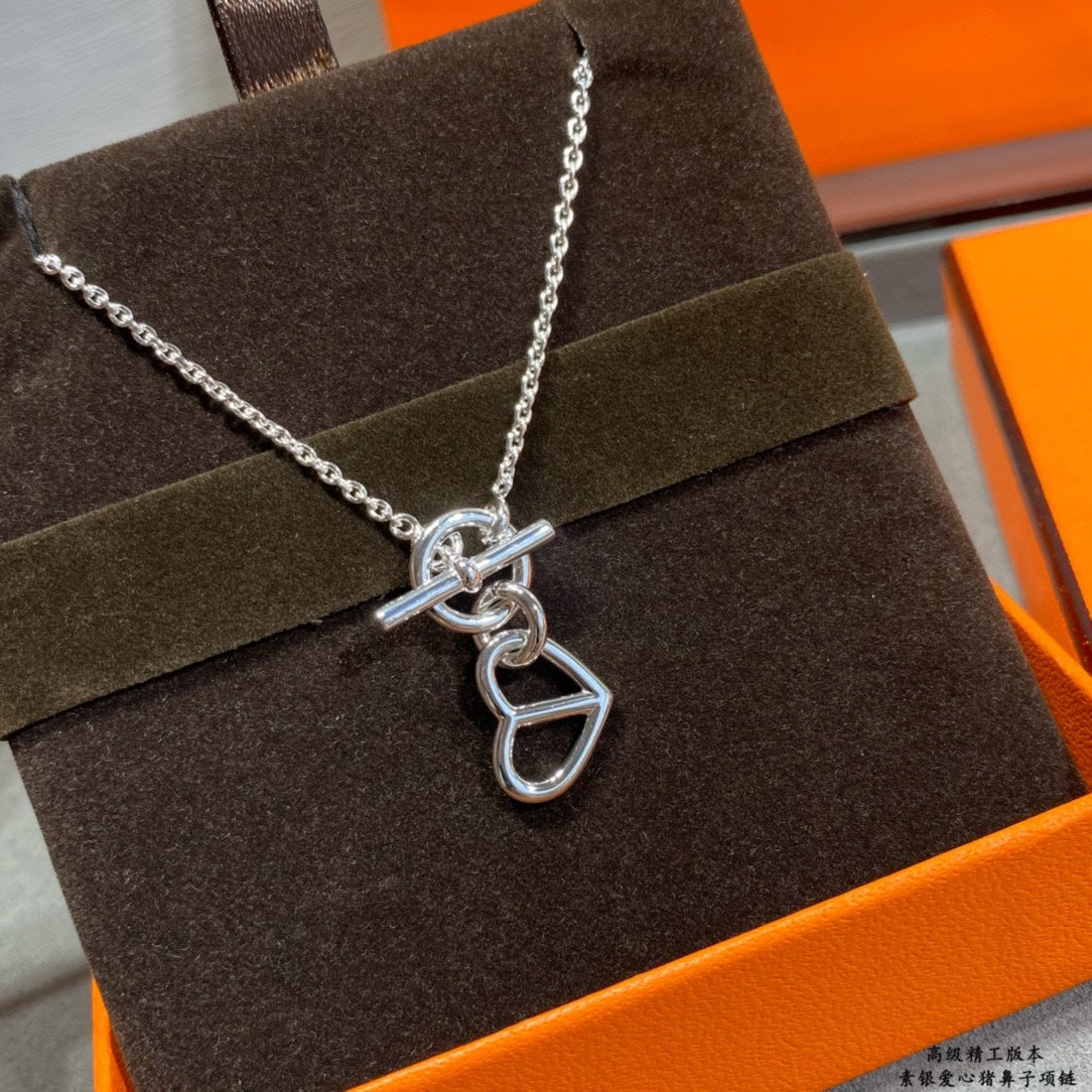 18K Hermes Cache-coeur Amulette Pendant Necklace