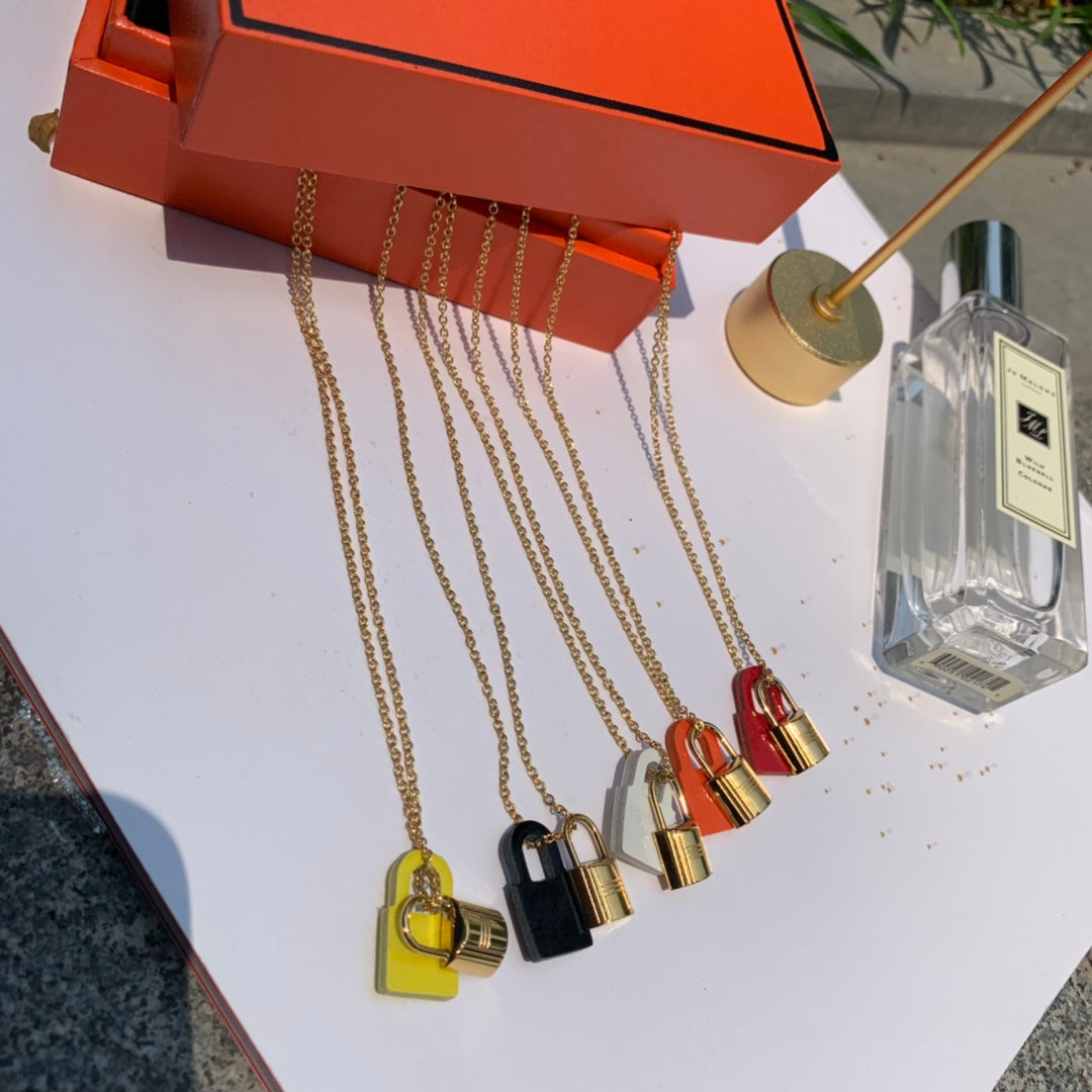 18K Hermes O'Kelly Pendant Necklace