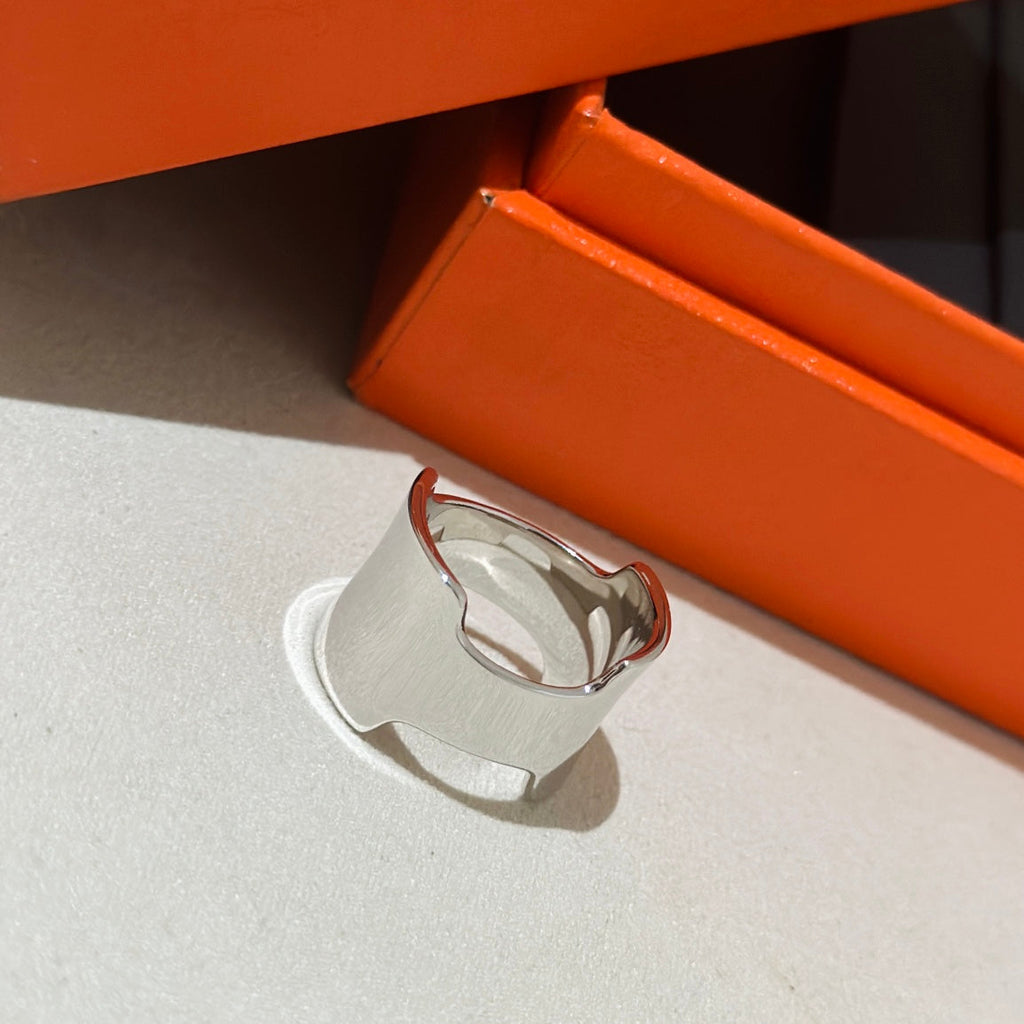 18K Hermes Amazone Large Ring