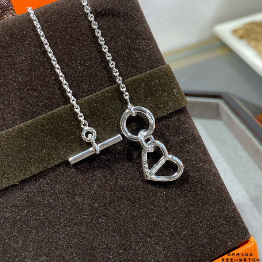 18K Hermes Cache-coeur Amulette Pendant Necklace