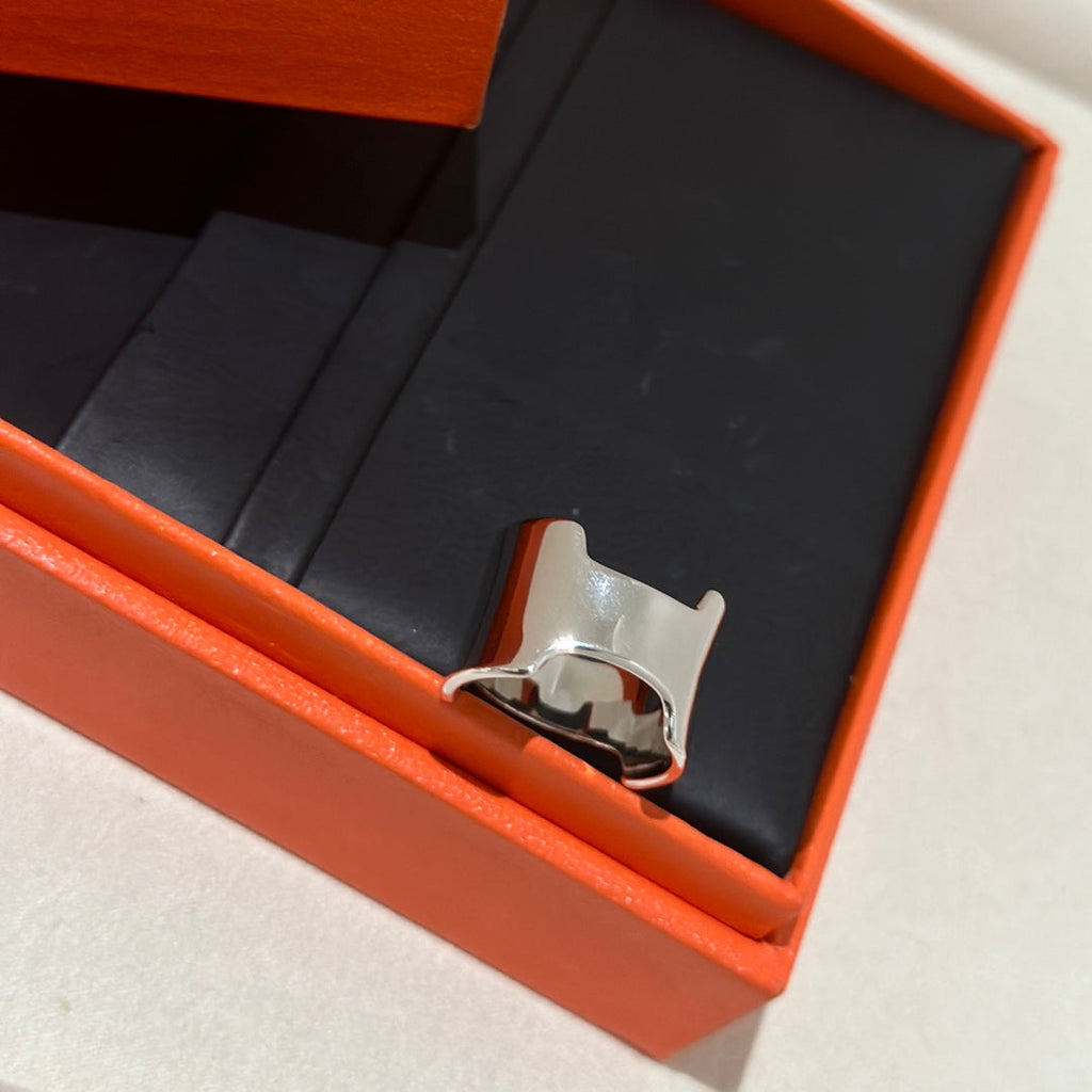 18K Hermes Amazone Large Ring