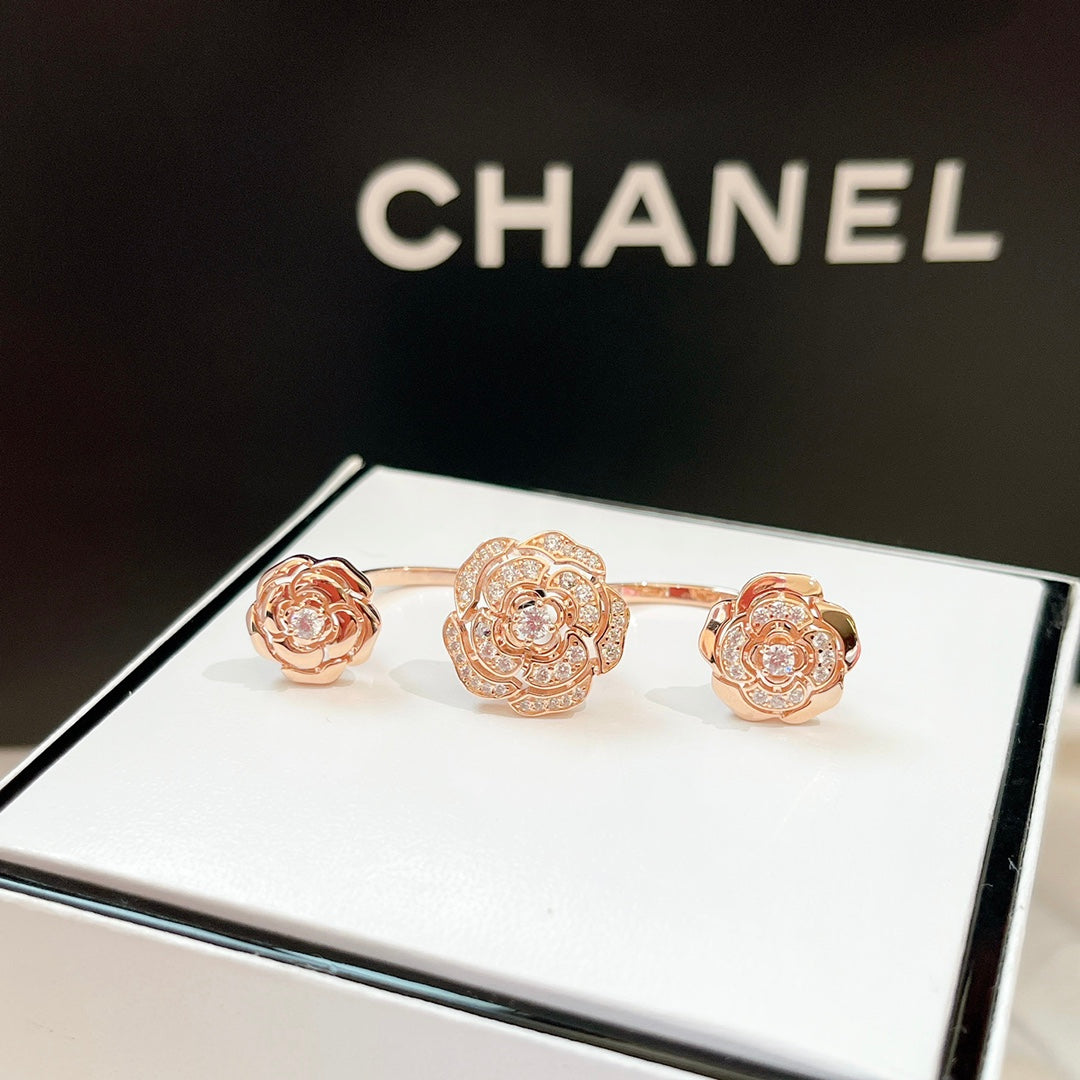 18K Chanel Extrait De Cam ̈¦lia Transformable Ring